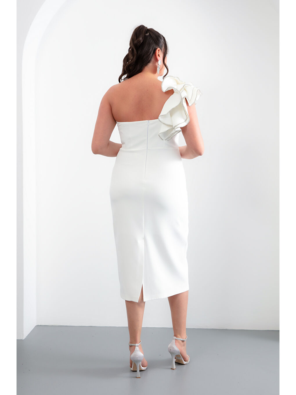 Kadın Beyaz Tek Omuz Büyük Beden Midi Abiye Elbise-4