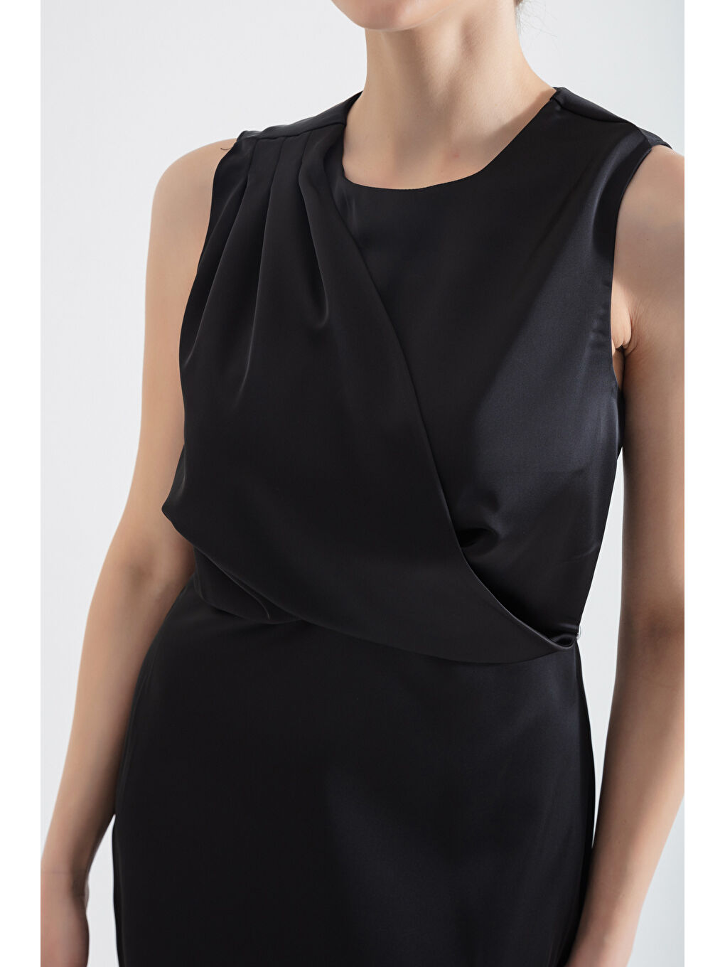 Kadın Siyah Bisiklet Yaka Midi Saten Elbise-3