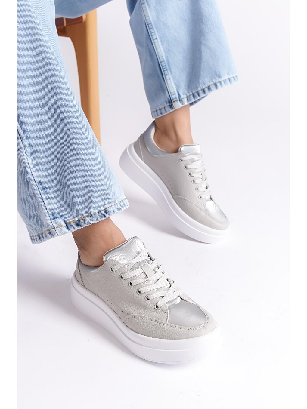 Gri Yuvarlak Burunlu Kadın Sneaker