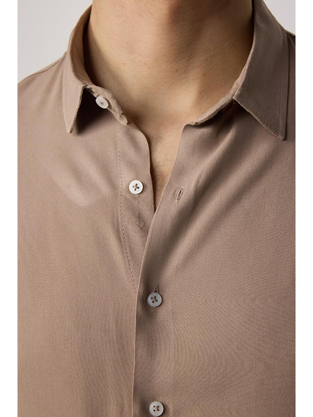 Bej Slim Fit Uzun Kollu Dar Kesim Dökümlü Viskon Vizon Erkek Gömlek-3