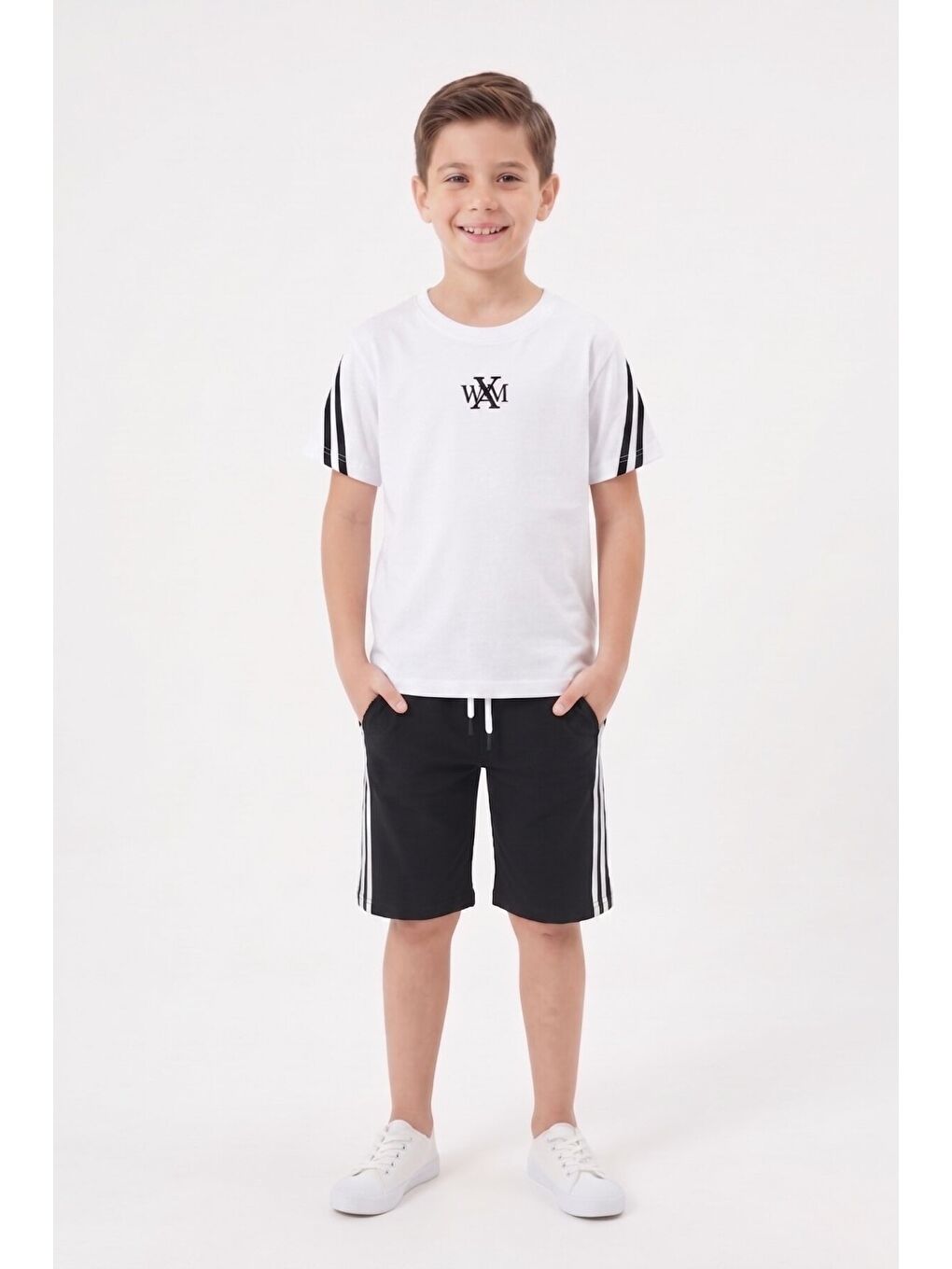 Beyaz Logolu Tişörtlü Şerit Detaylı Şortlu Erkek Çocuk Takım 23812