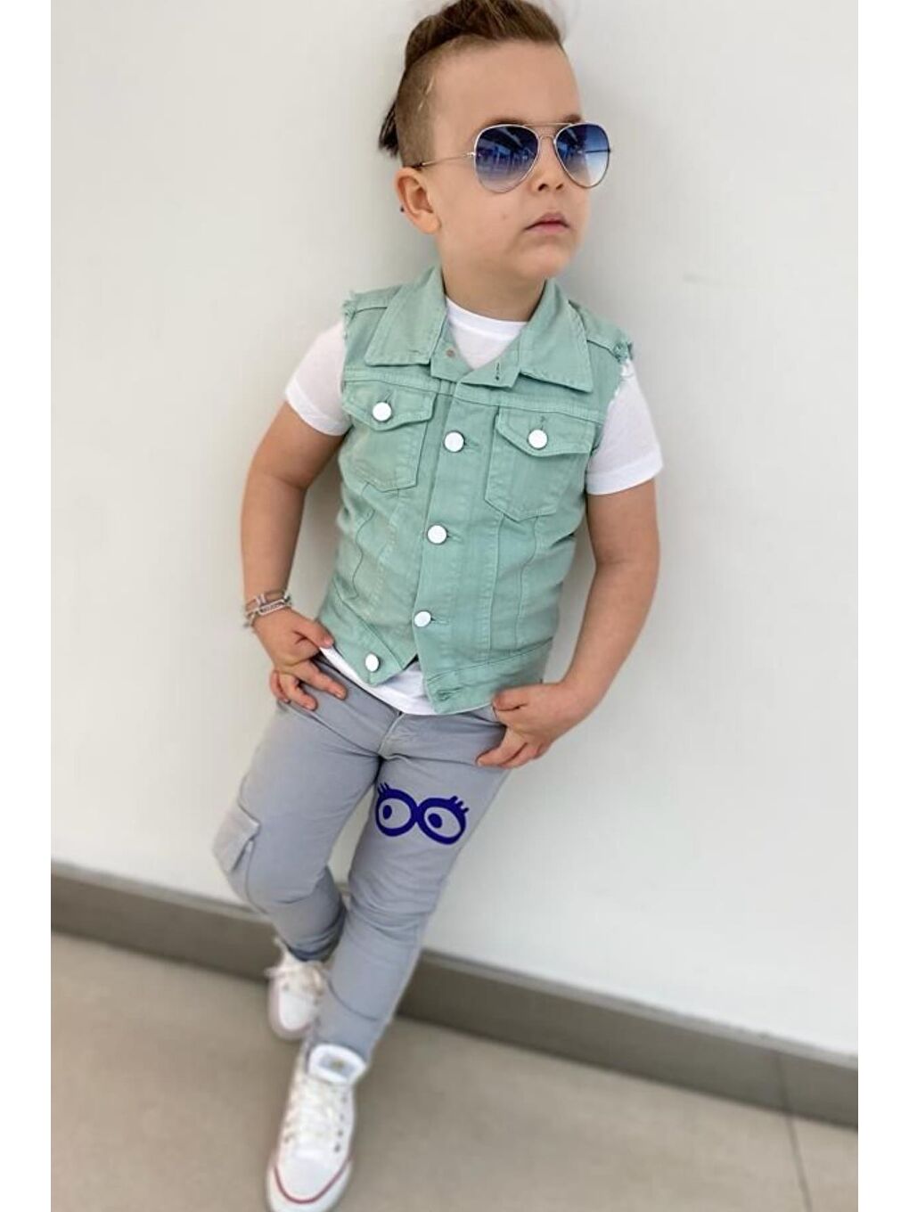 Turkuaz Erkek Çocuk Üzeri Göz ve Yazı Baskılı Tişört Sıfır Kol Jean Su Yeşili Yelek Alt Üst Takım-1