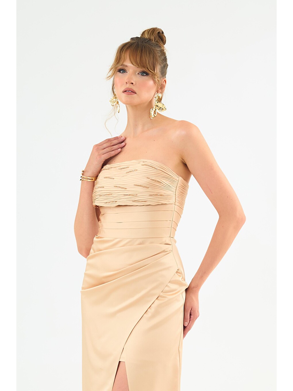Sarı Gold Straplez Pliseli Saten Abiye Elbise-1