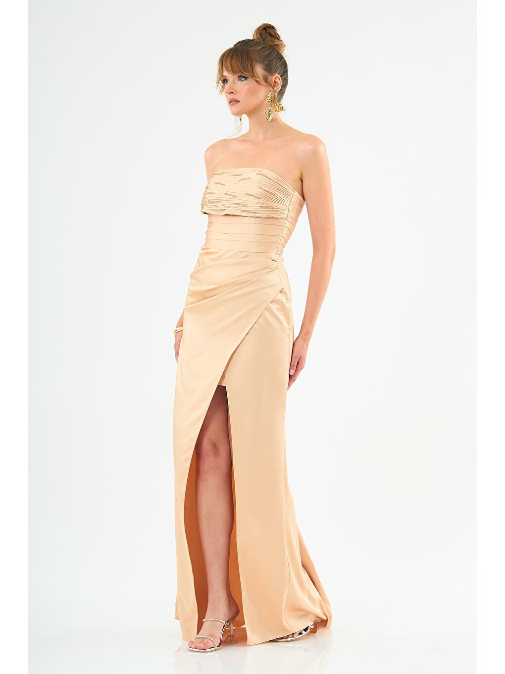 Sarı Gold Straplez Pliseli Saten Abiye Elbise-2