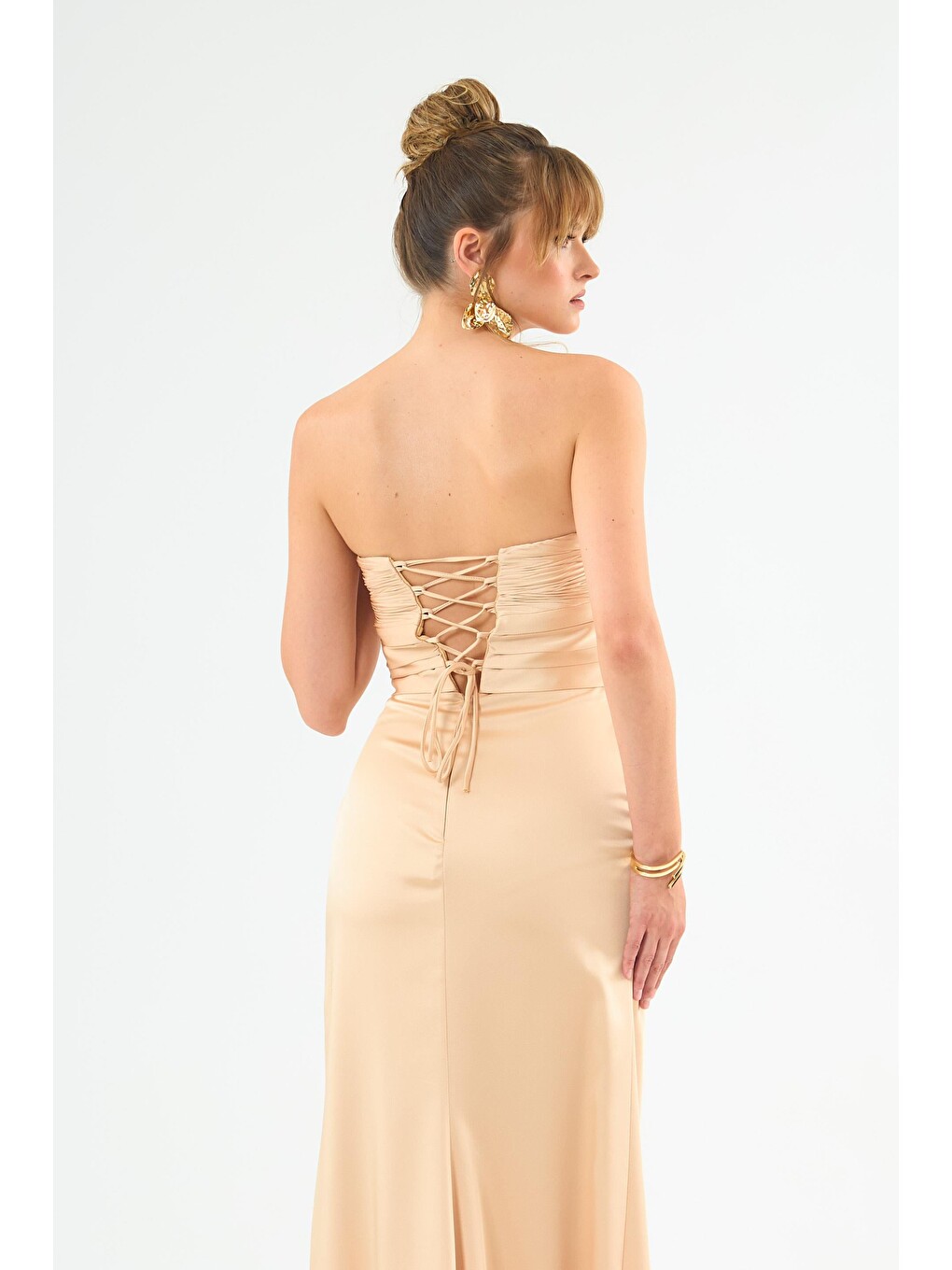 Sarı Gold Straplez Pliseli Saten Abiye Elbise-3