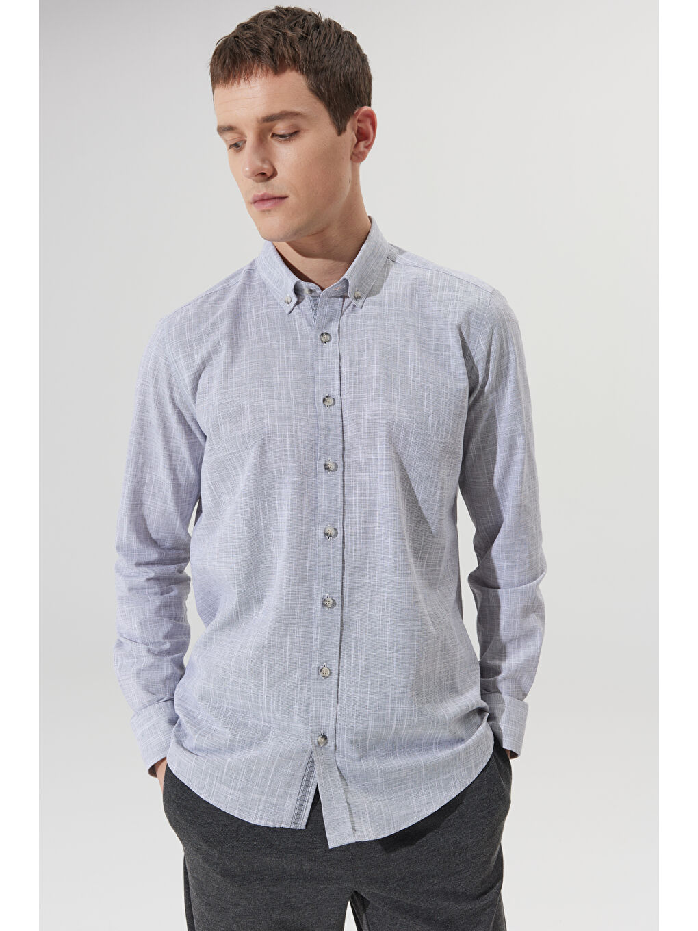 Erkek Antrasit Slim Fit Dar Kesim Düğmeli Yaka Keten Görünümlü %100 Pamuk Flamlı Gömlek-3