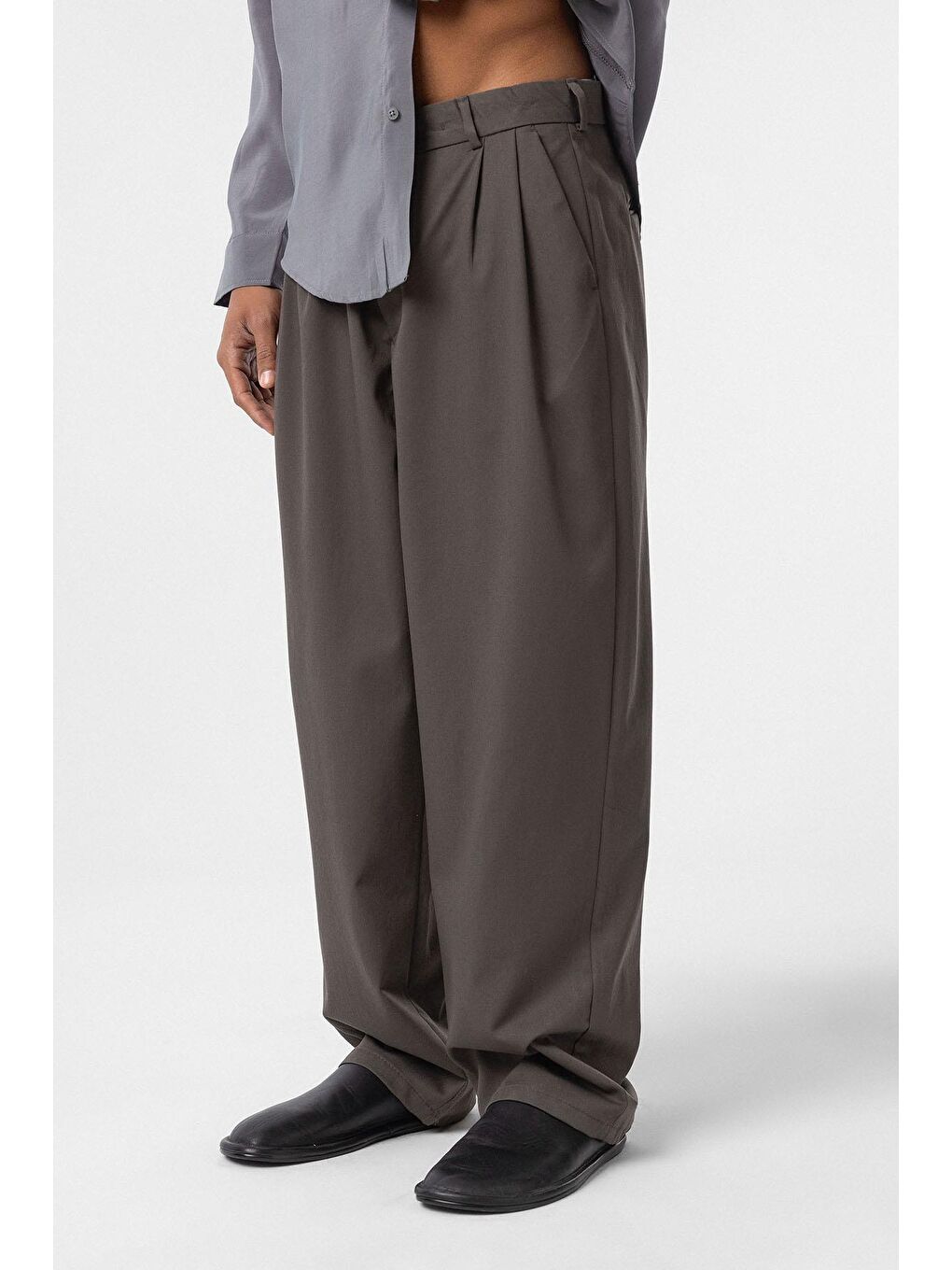 Gri Baggy Fit Pileli Kumaş Erkek Pantolon Füme-3