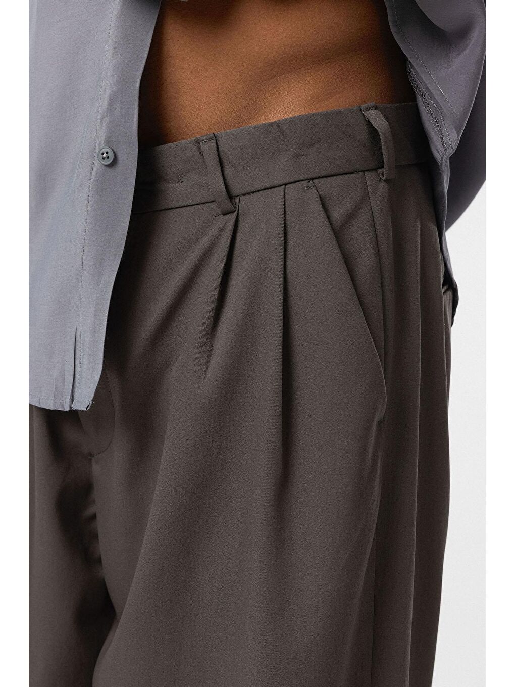 Gri Baggy Fit Pileli Kumaş Erkek Pantolon Füme-4