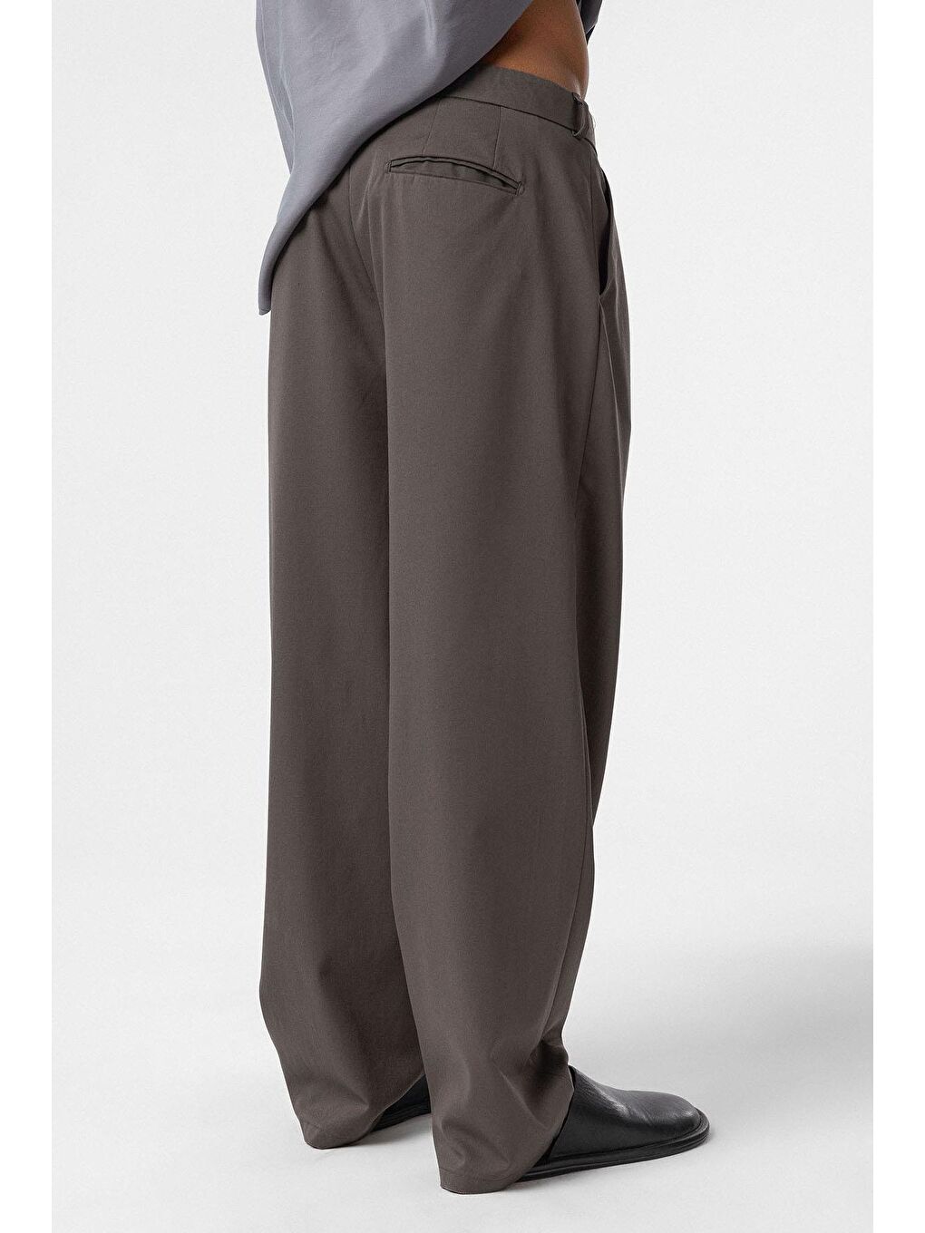 Gri Baggy Fit Pileli Kumaş Erkek Pantolon Füme-5