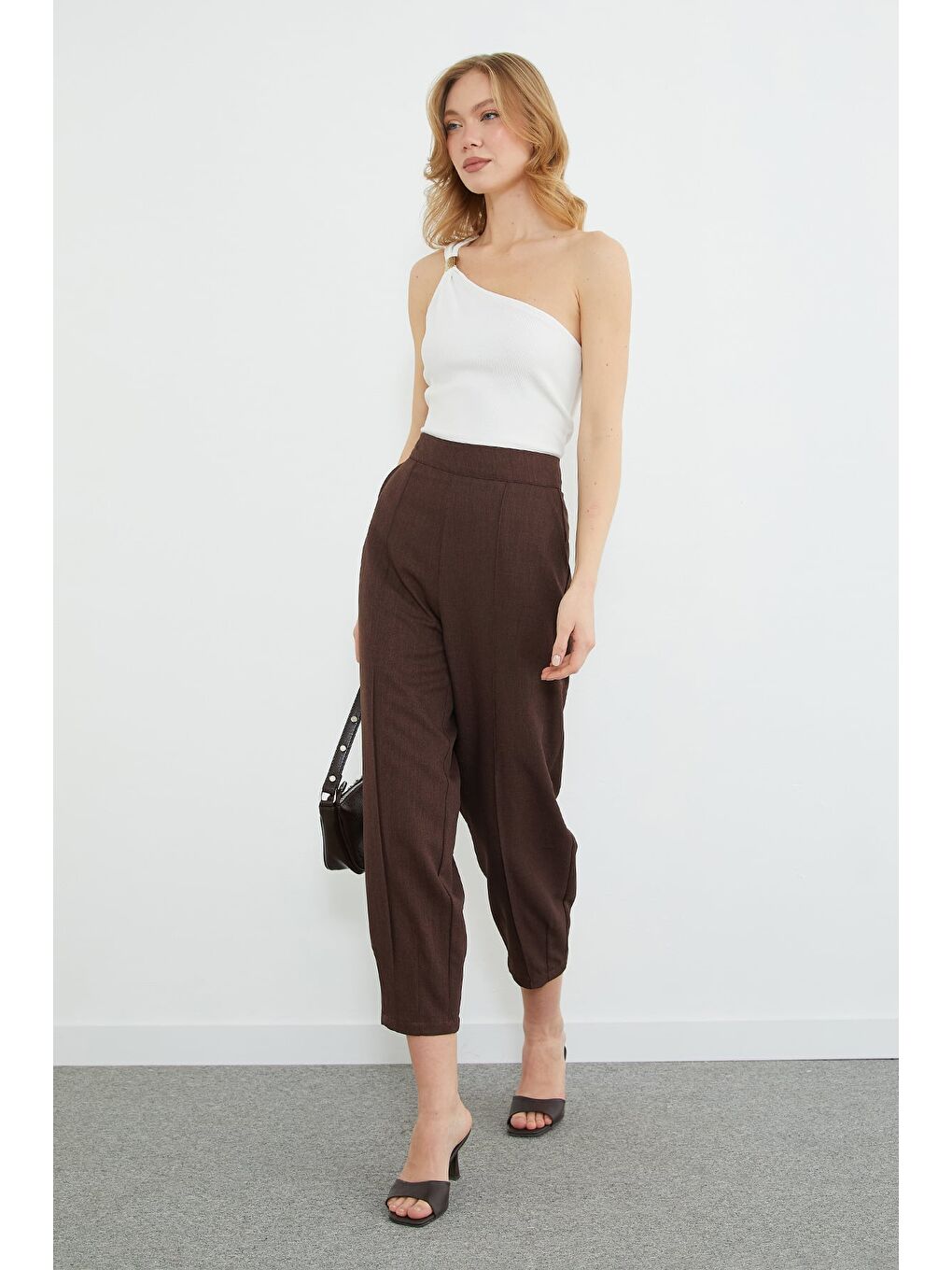 Kahverengi Çimalı Fermuarlı Pensli Pantolon-1