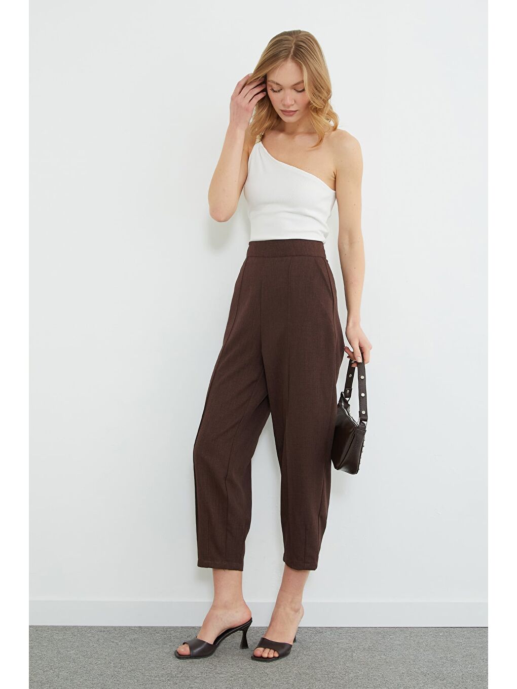 Kahverengi Çimalı Fermuarlı Pensli Pantolon-2