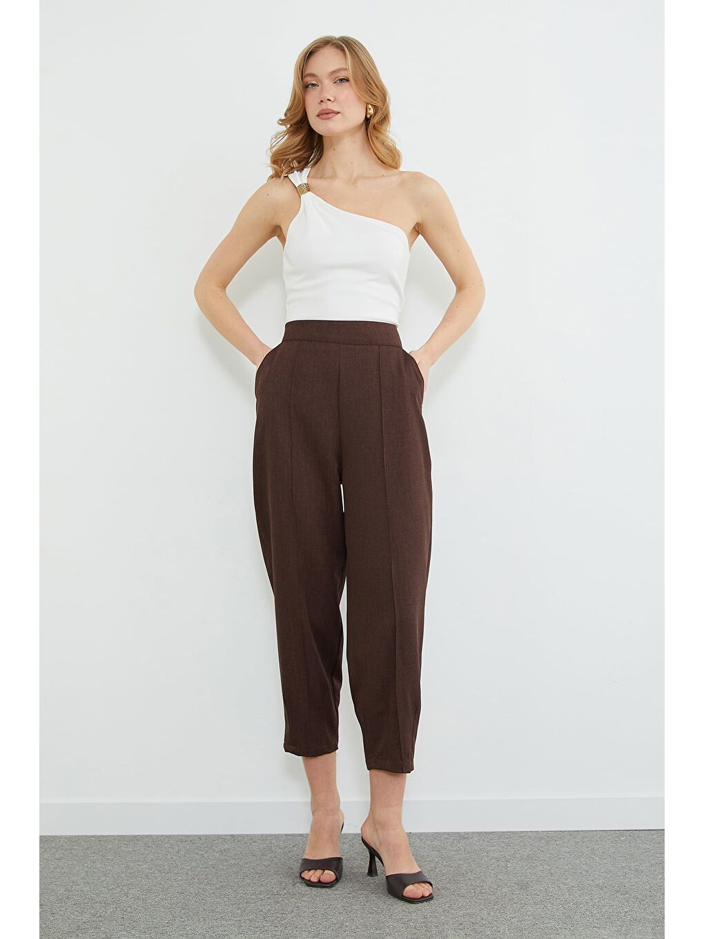 Kahverengi Çimalı Fermuarlı Pensli Pantolon-3