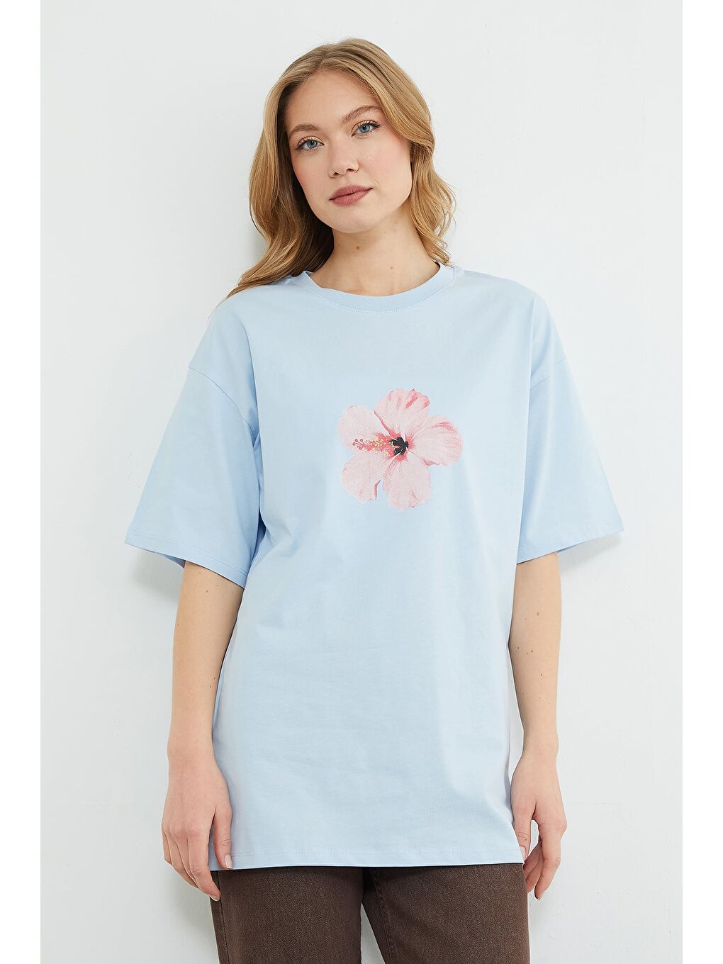 Mavi Hibiscus Çiçeği Baskılı Oversize Tişört-1