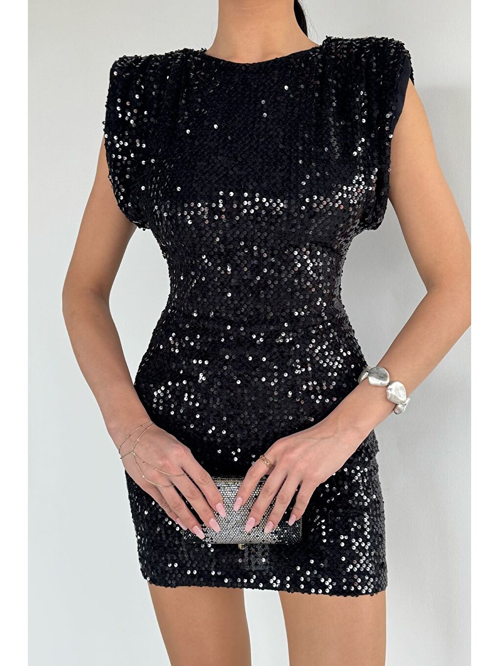 Siyah Kadın Omuz Vatkalı Sırt Dekolteli Pul Payet Mini Abiye