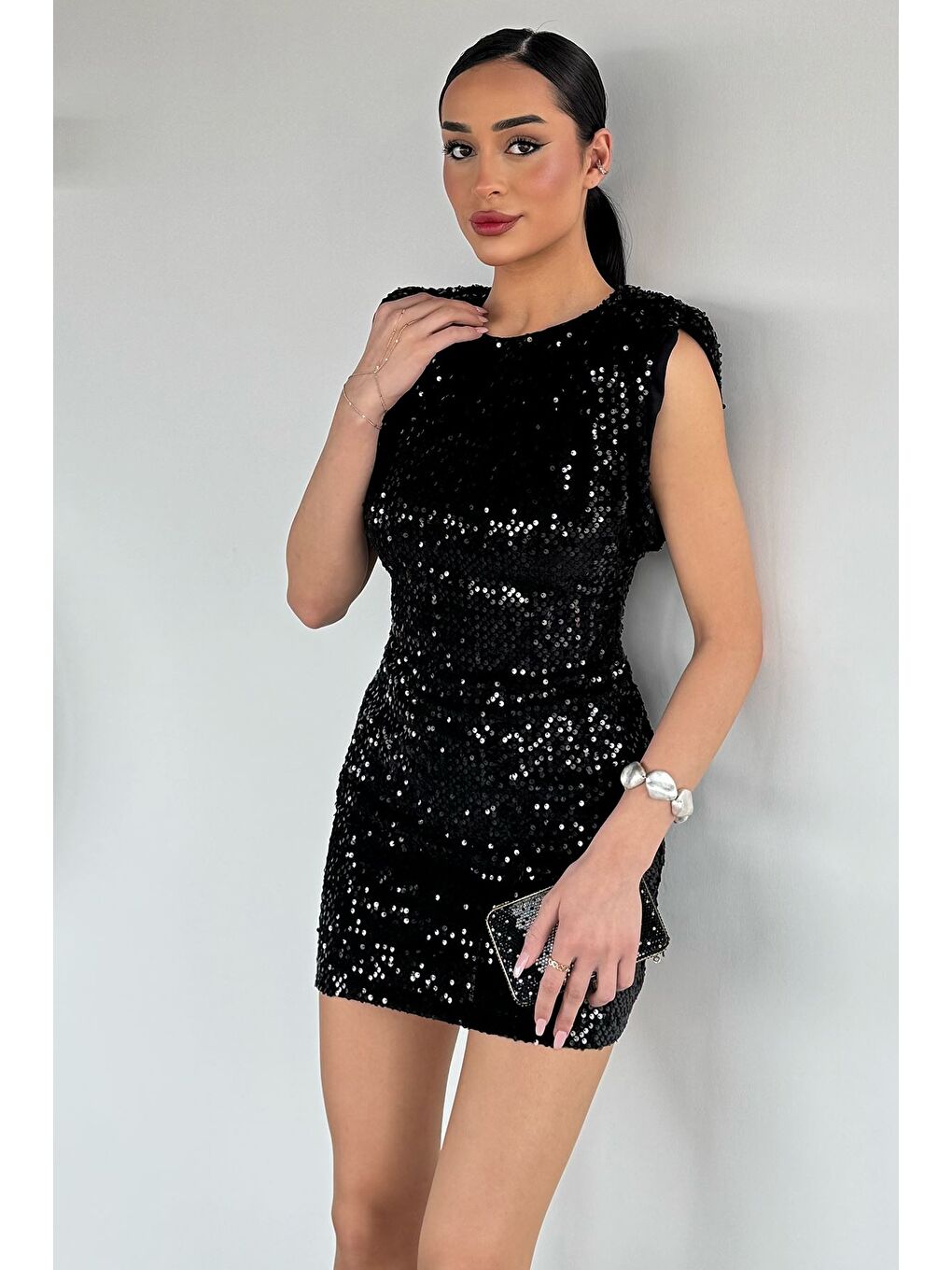 Siyah Kadın Omuz Vatkalı Sırt Dekolteli Pul Payet Mini Abiye-2