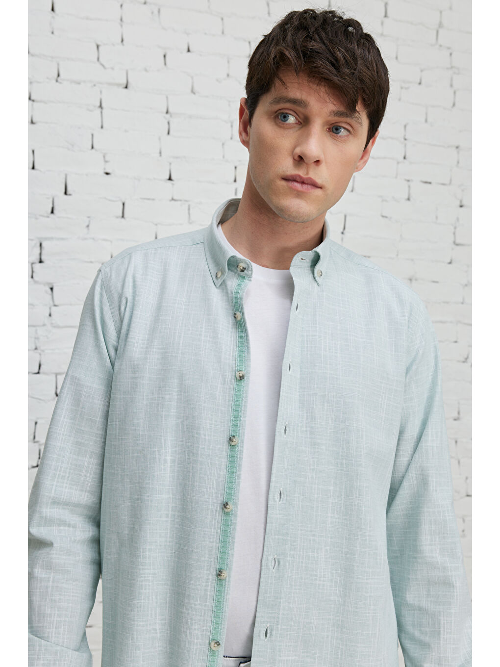 Erkek Haki Slim Fit Dar Kesim Düğmeli Yaka Keten Görünümlü %100 Pamuk Flamlı Gömlek-2