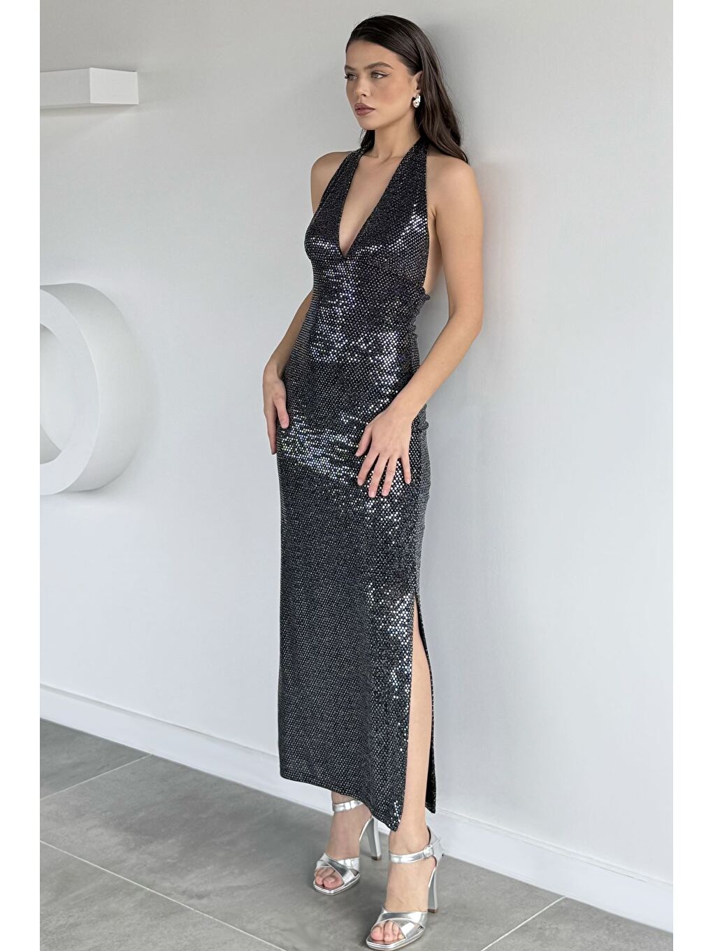 Siyah Boyun Bağlamalı Sırt Dekolteli Yırtmaç Detaylı Pul Payet Abiye