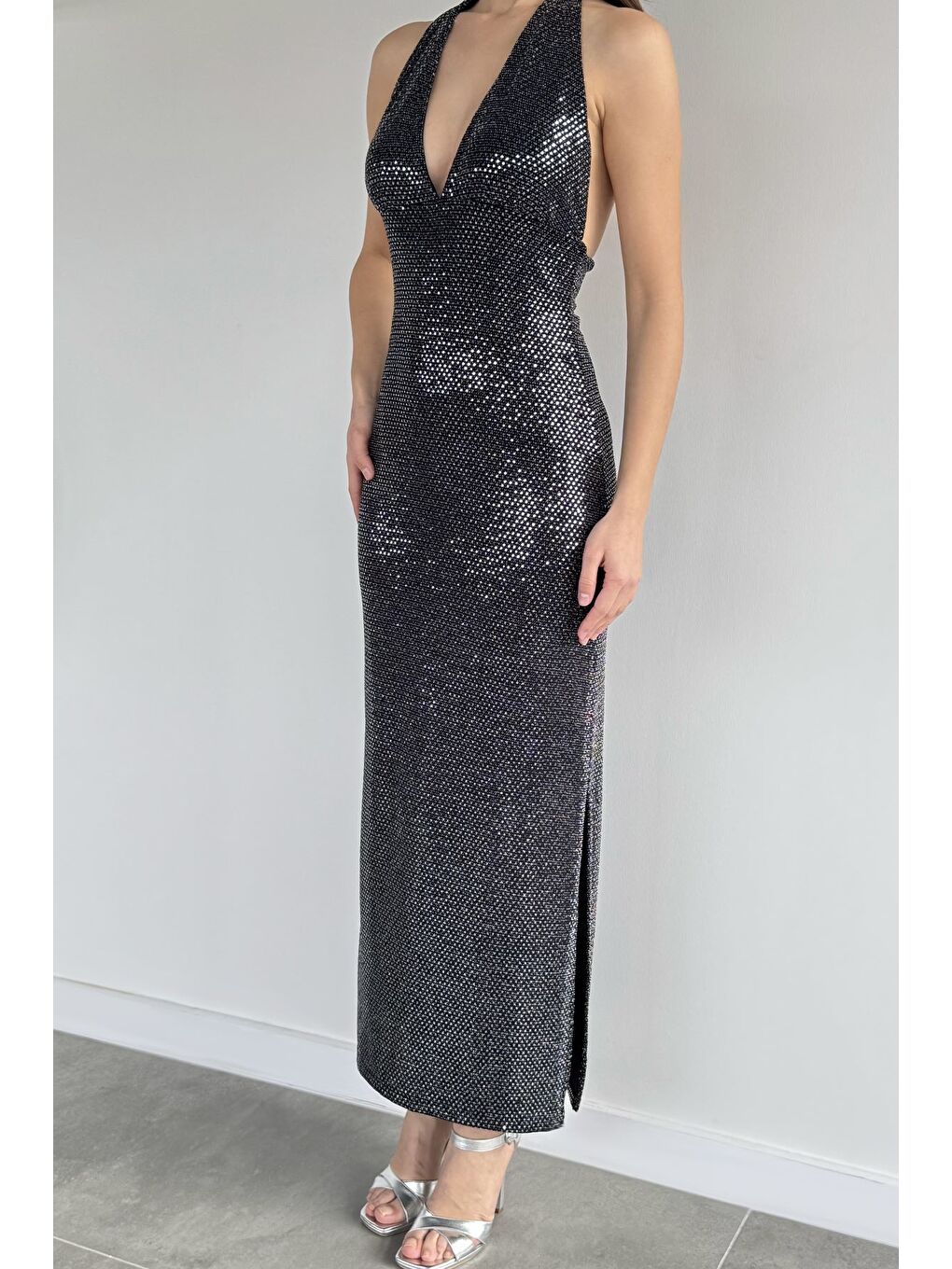 Siyah Boyun Bağlamalı Sırt Dekolteli Yırtmaç Detaylı Pul Payet Abiye-1