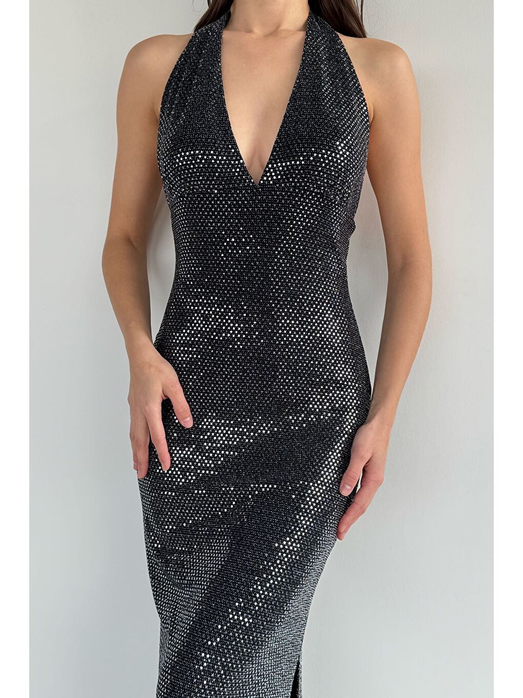 Siyah Boyun Bağlamalı Sırt Dekolteli Yırtmaç Detaylı Pul Payet Abiye-2