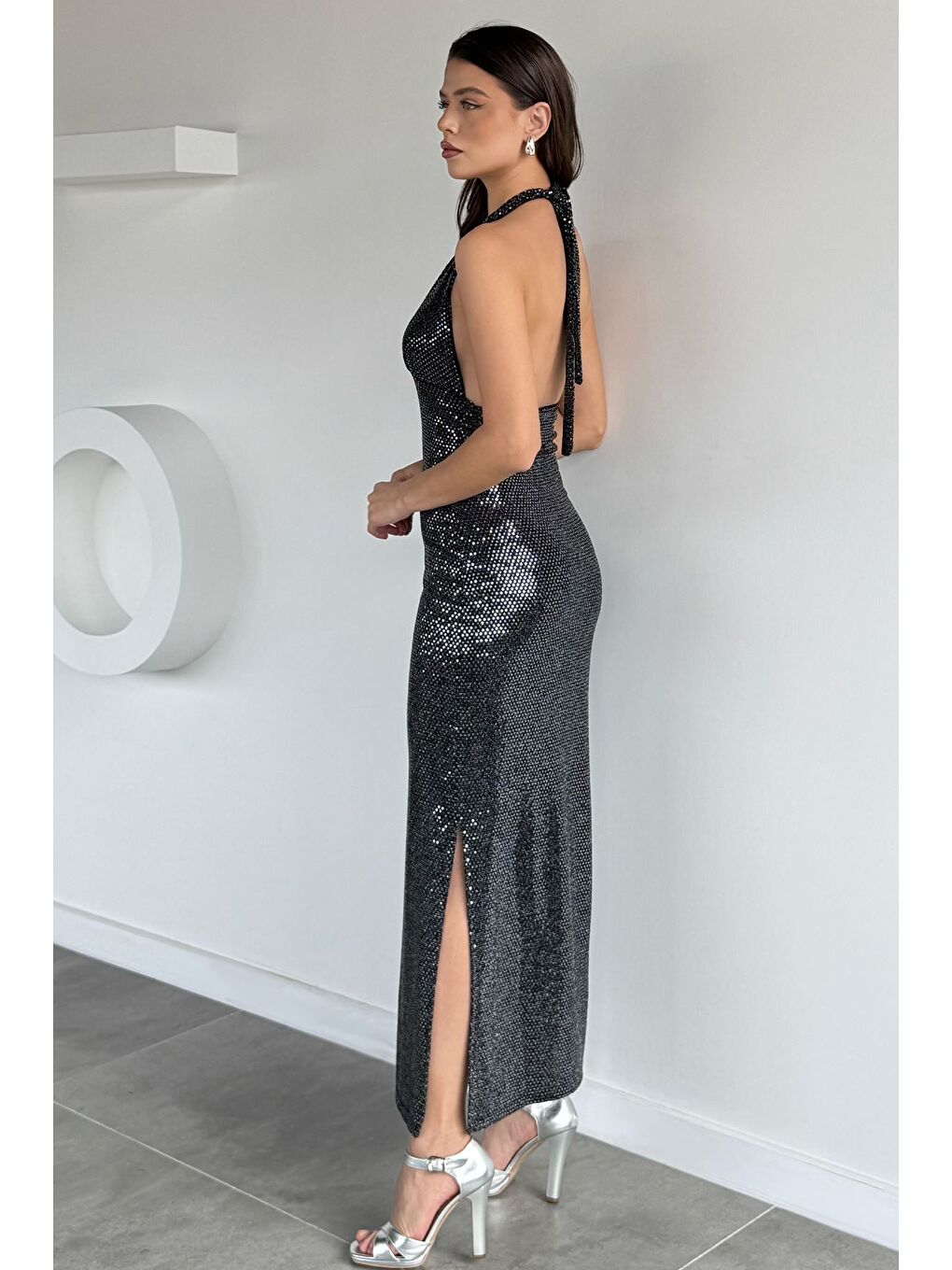 Siyah Boyun Bağlamalı Sırt Dekolteli Yırtmaç Detaylı Pul Payet Abiye-4