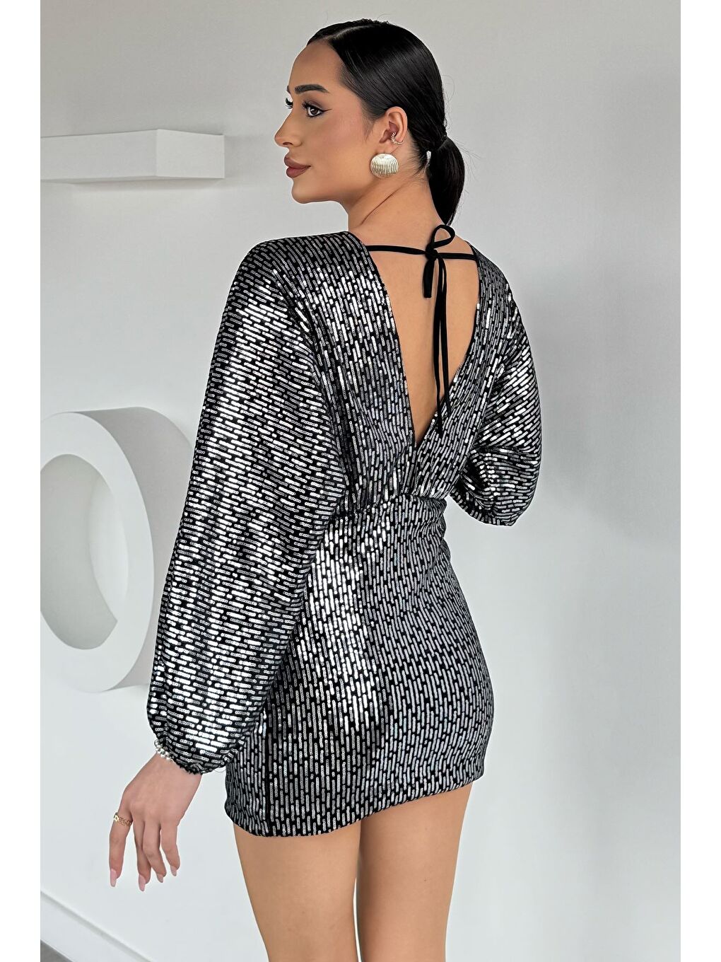 Siyah Ön Ve Sırt Derin Dekolteli Bel Lastikli Mini Pul Payet Abiye-3