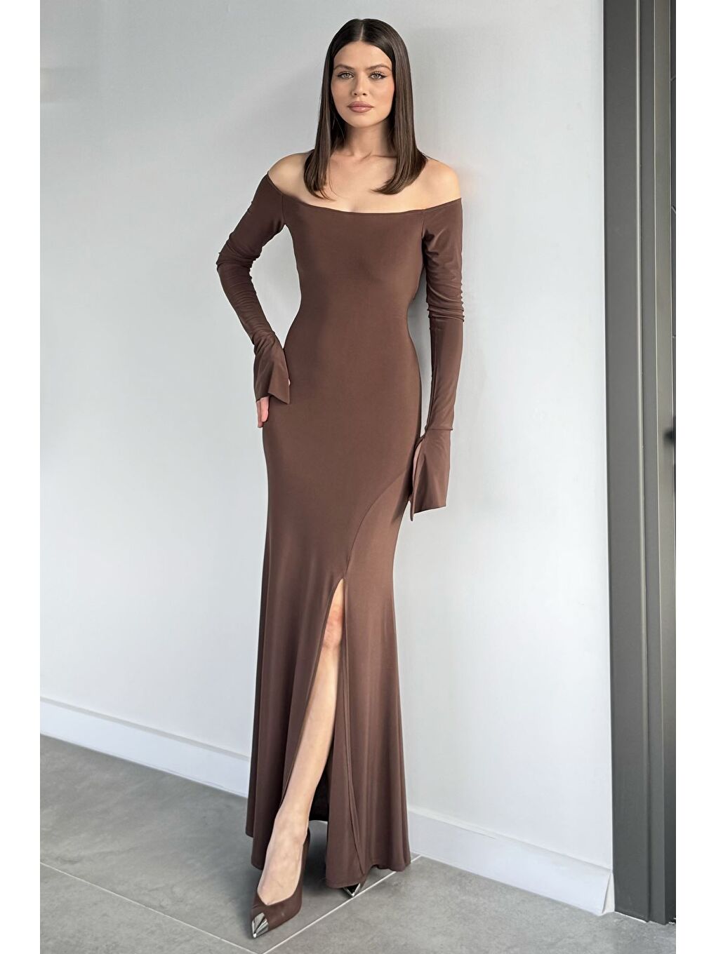 Kahverengi Kadın Sırt Bağlamalı Yırtmaç Detaylı Elastanlı Abiye