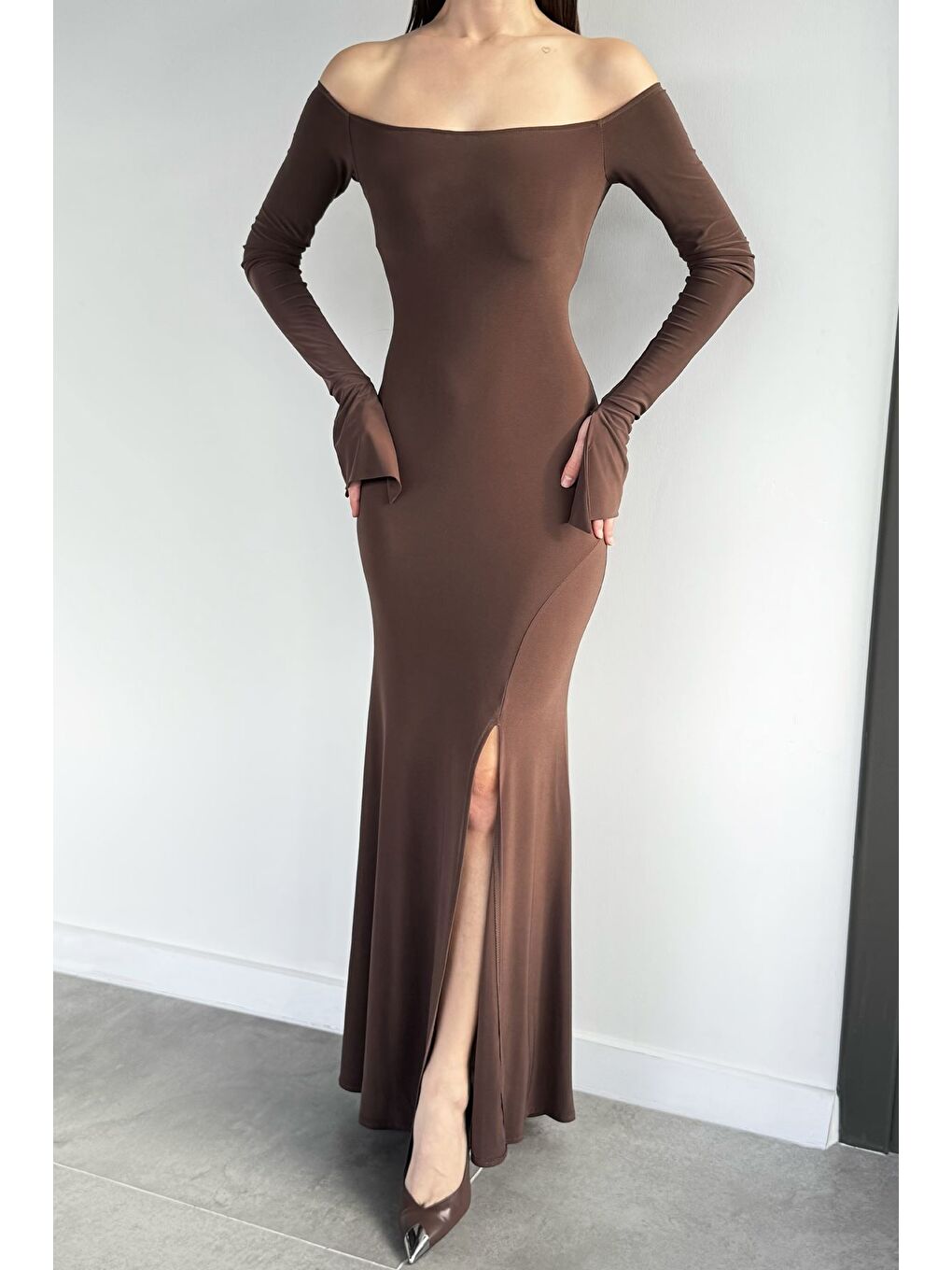 Kahverengi Kadın Sırt Bağlamalı Yırtmaç Detaylı Elastanlı Abiye-1