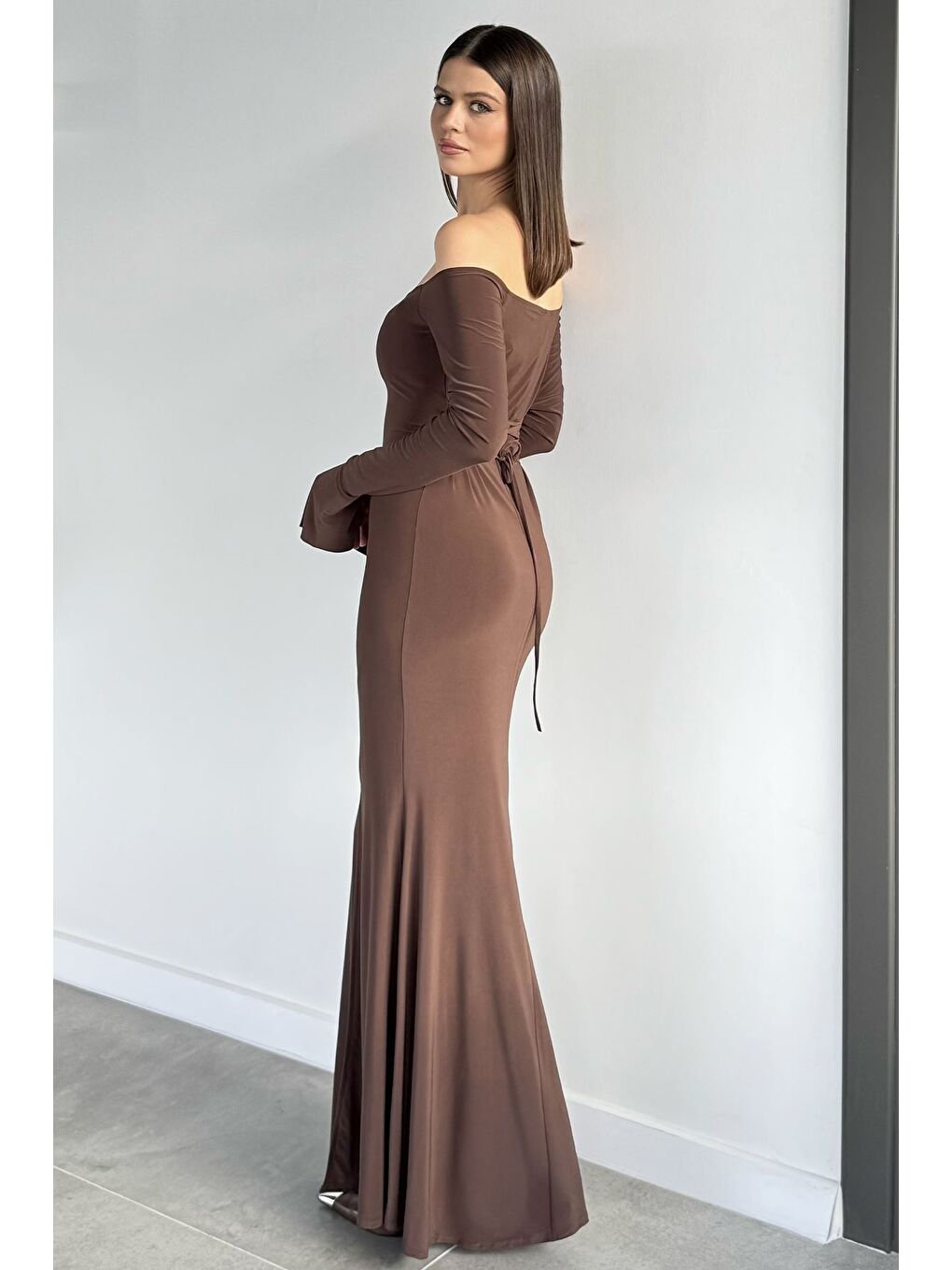 Kahverengi Kadın Sırt Bağlamalı Yırtmaç Detaylı Elastanlı Abiye-3