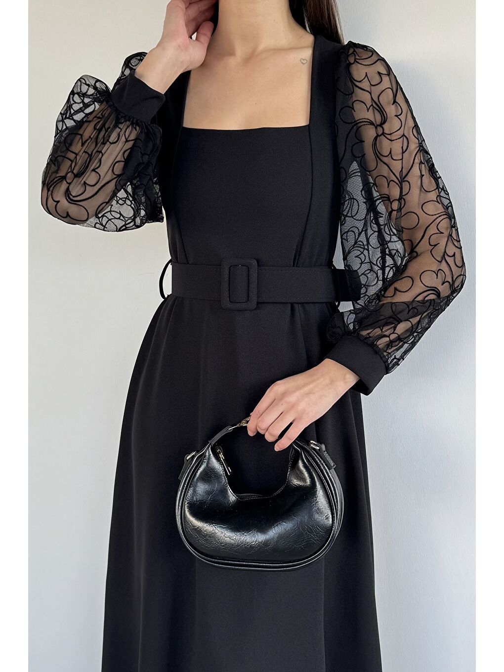 Siyah Kadın Kare Yaka Kollar Güpürlü Bel Kemerli Abiye Elbise-1