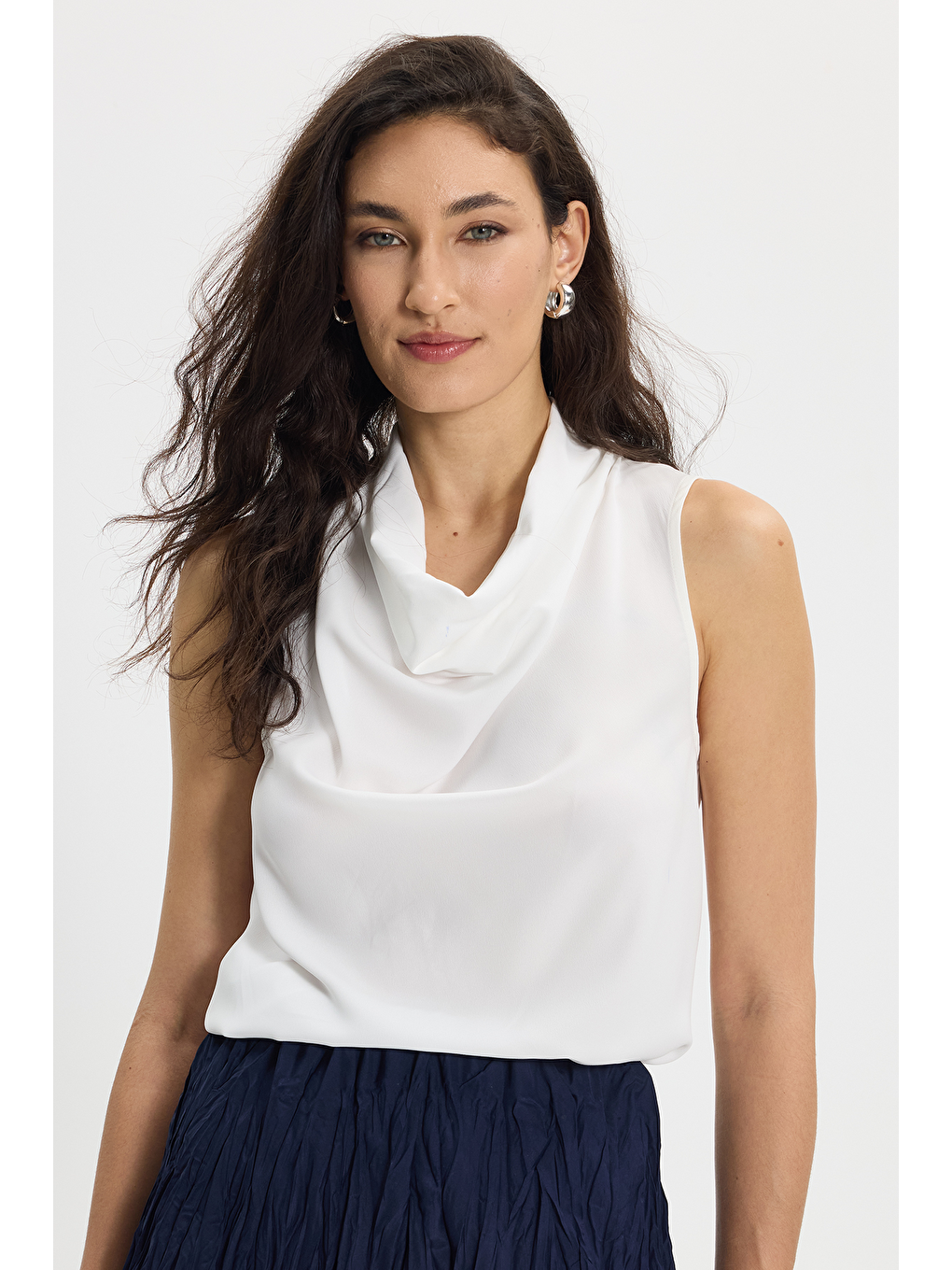 Kadın Slim Fit Dar Kesim Degaje Yaka Kolsuz Ekru Kruvaze Bluz-2