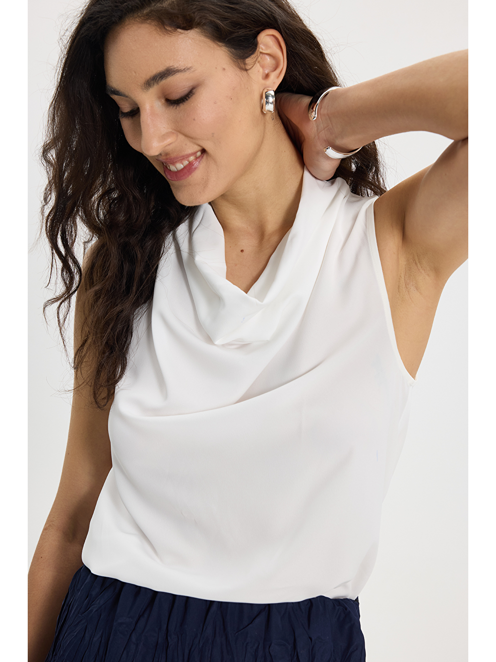 Kadın Slim Fit Dar Kesim Degaje Yaka Kolsuz Ekru Kruvaze Bluz-3