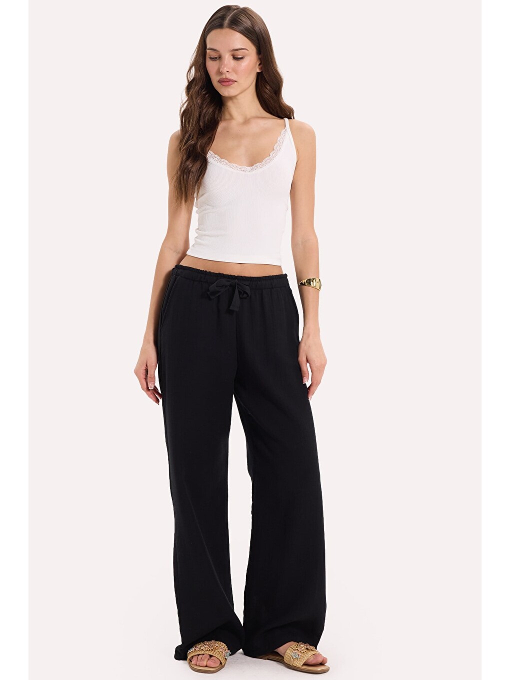 Kadın Slim Fit Dar Kesim Askılı V Yaka Dantel Detaylı Ekru Atlet Bluz-1