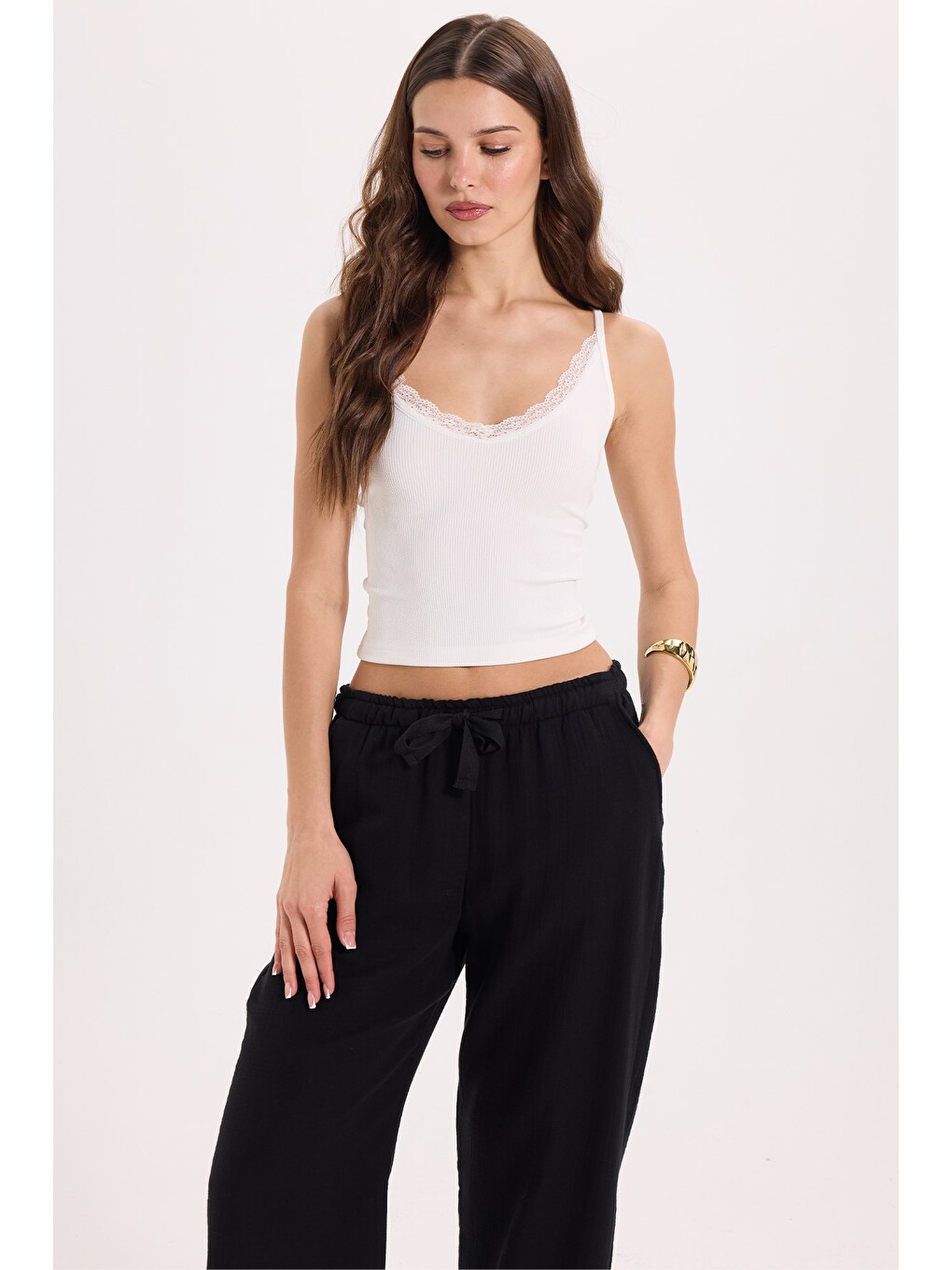 Kadın Slim Fit Dar Kesim Askılı V Yaka Dantel Detaylı Ekru Atlet Bluz-2