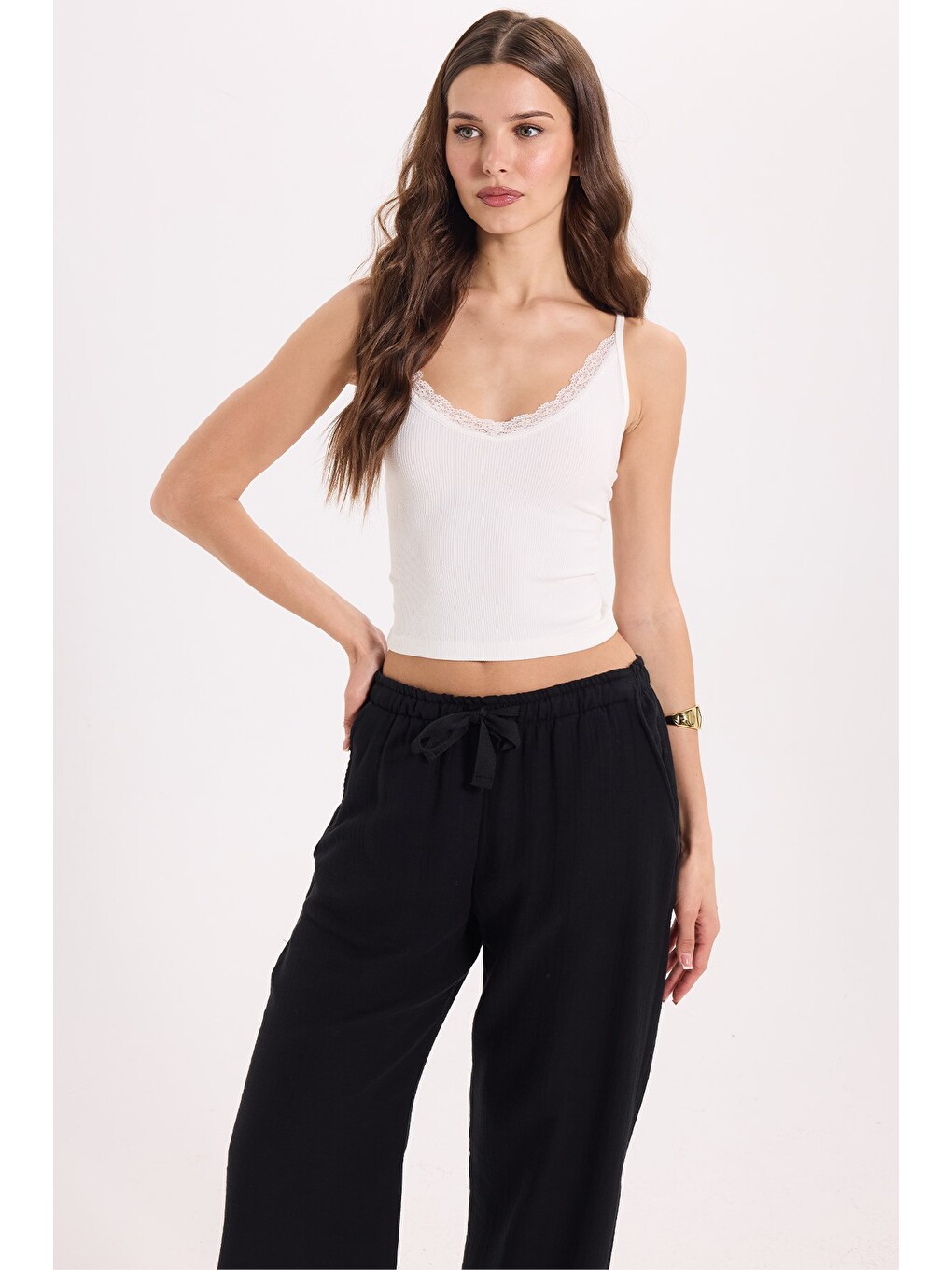 Kadın Slim Fit Dar Kesim Askılı V Yaka Dantel Detaylı Ekru Atlet Bluz-3