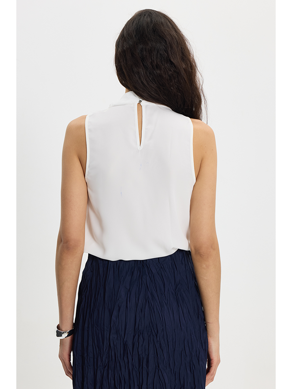 Kadın Slim Fit Dar Kesim Degaje Yaka Kolsuz Ekru Kruvaze Bluz-6