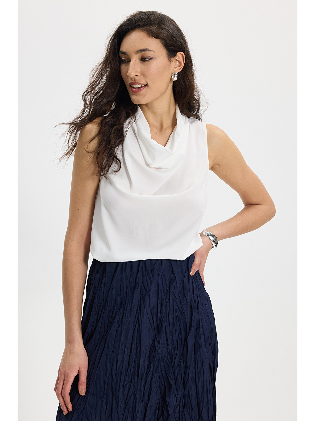 Kadın Slim Fit Dar Kesim Degaje Yaka Kolsuz Ekru Kruvaze Bluz-7