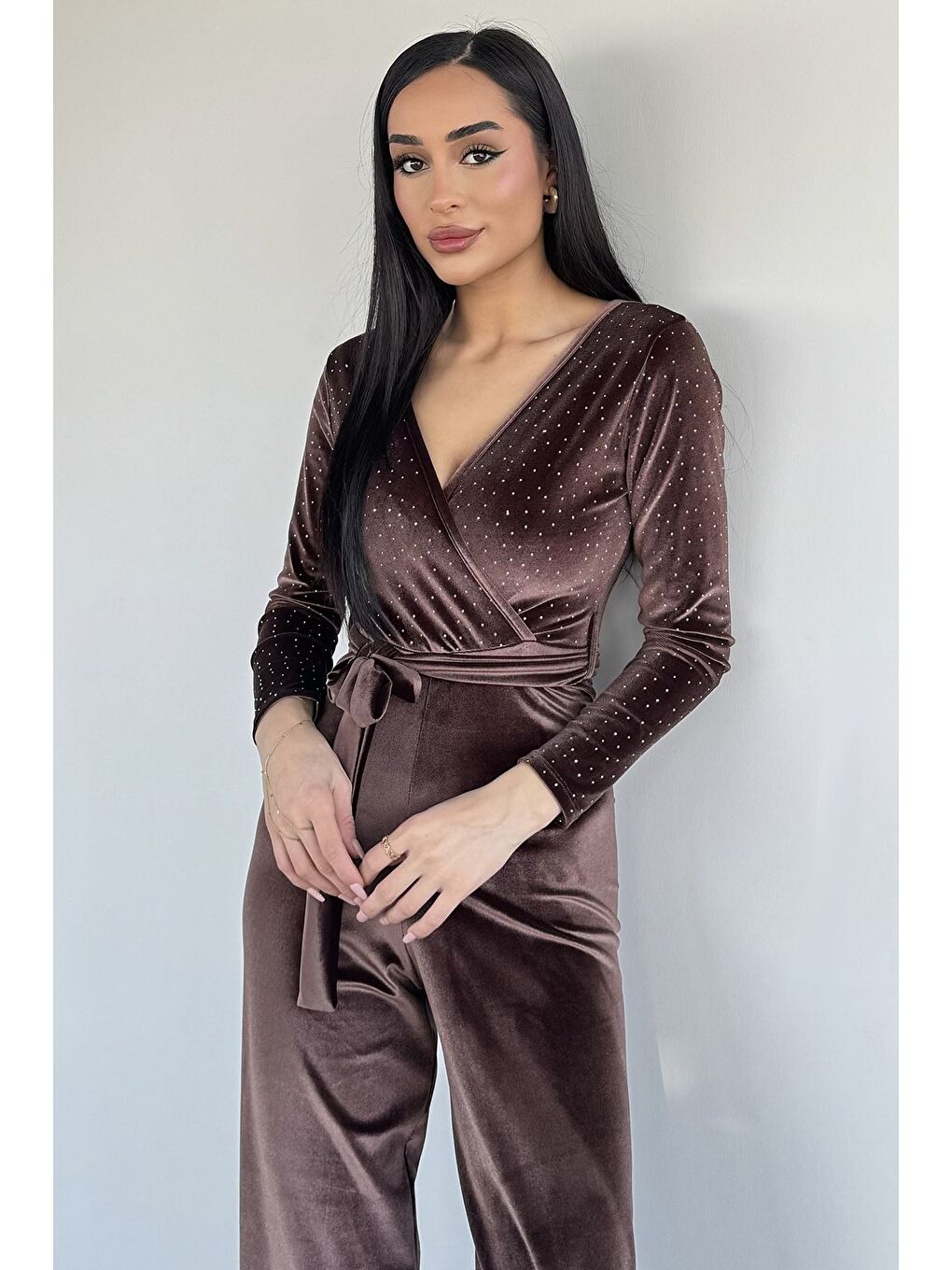 Kahverengi Kadın Kruvaze Yaka Taşlı Kuşaklı Kadife Abiye Tulum