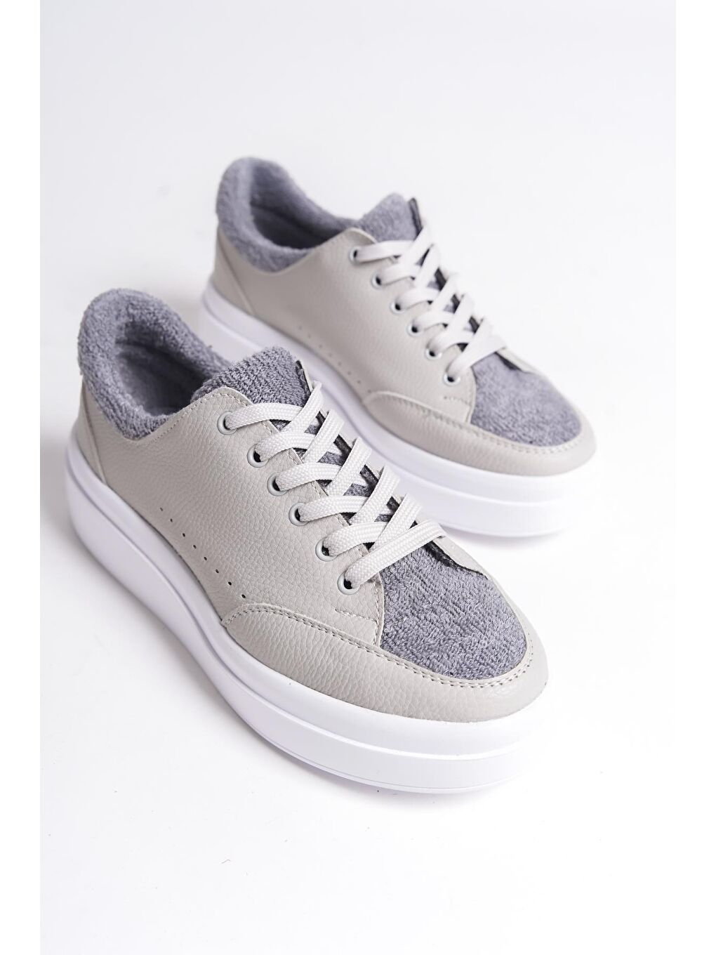 Gri Yuvarlak Burunlu Dili ve İçi Kürklü Kadın Sneaker