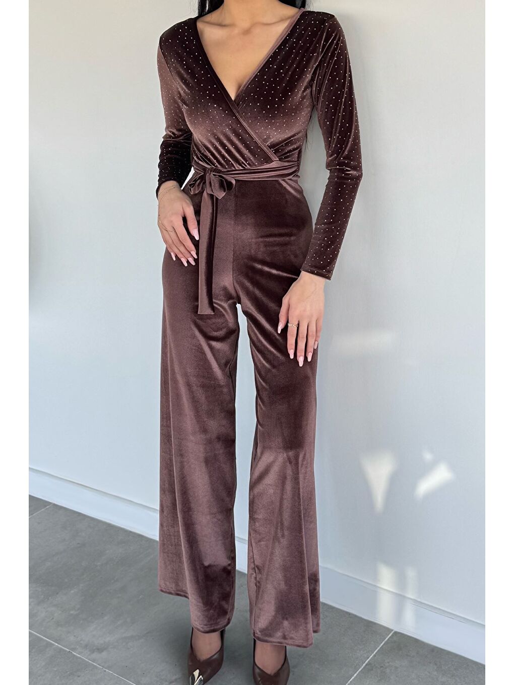 Kahverengi Kadın Kruvaze Yaka Taşlı Kuşaklı Kadife Abiye Tulum-3