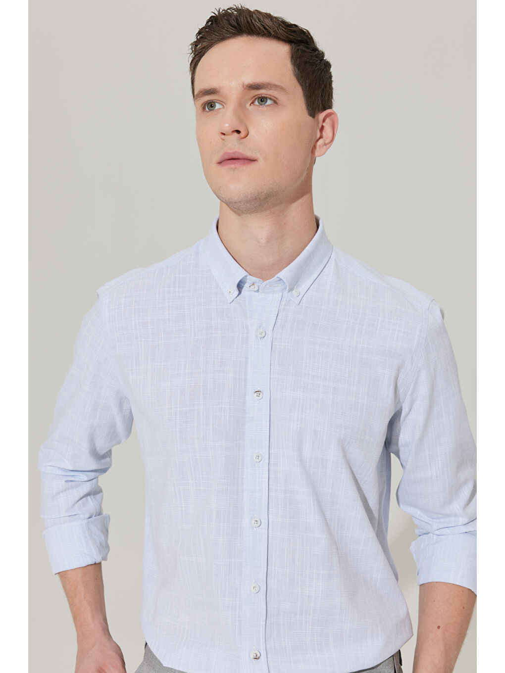 Erkek Mavi Slim Fit Dar Kesim Düğmeli Yaka Keten Görünümlü %100 Pamuk Flamlı Gömlek