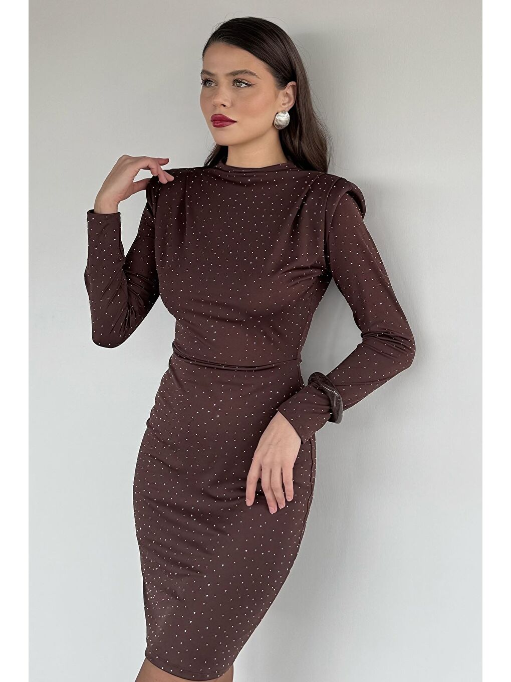 Kahverengi Kadın Dik Yaka Omuz Vatkalı Taşlı Elastanlı Abiye Elbise