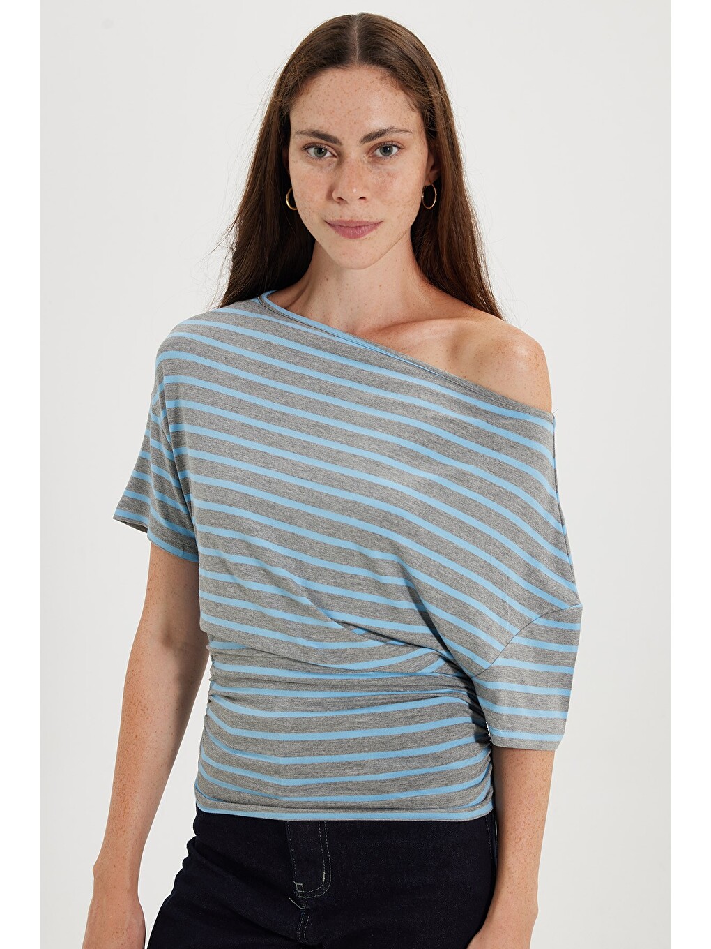 Kadın Regular Fit Klasik Kesim Asimetrik Yaka Yarasa Kol Çizgili Elastanlı Mavi Viskon Crop Bluz