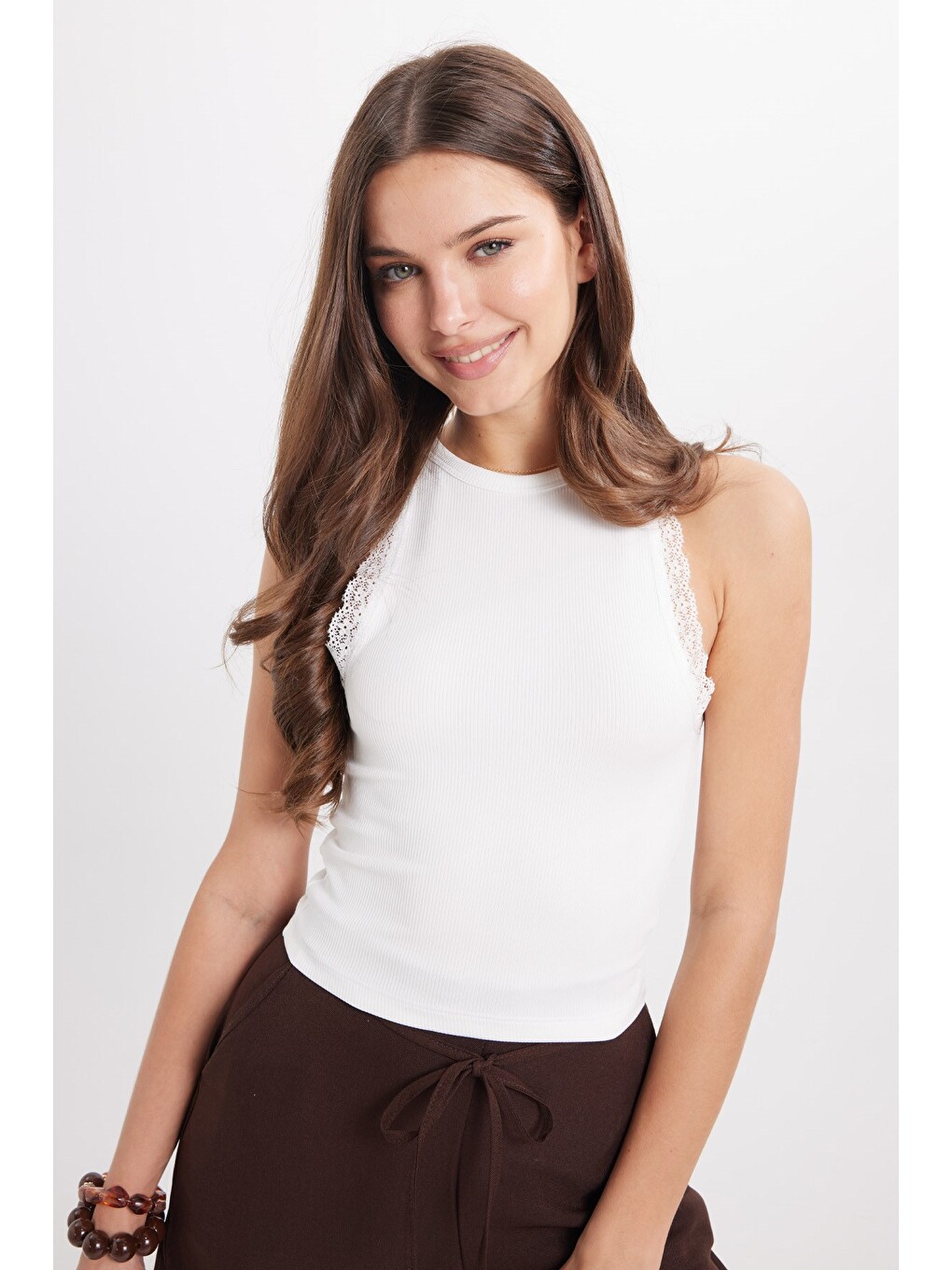 Kadın Slim Fit Dar Kesim Halter Yaka Kolsuz Dantel Detaylı Ekru Atlet Bluz