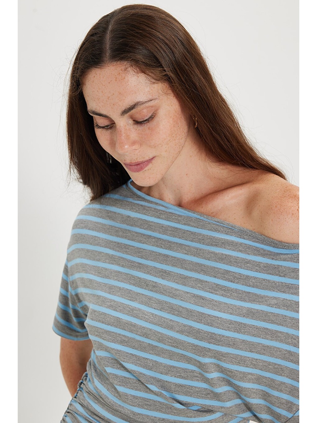 Kadın Regular Fit Klasik Kesim Asimetrik Yaka Yarasa Kol Çizgili Elastanlı Mavi Viskon Crop Bluz-3