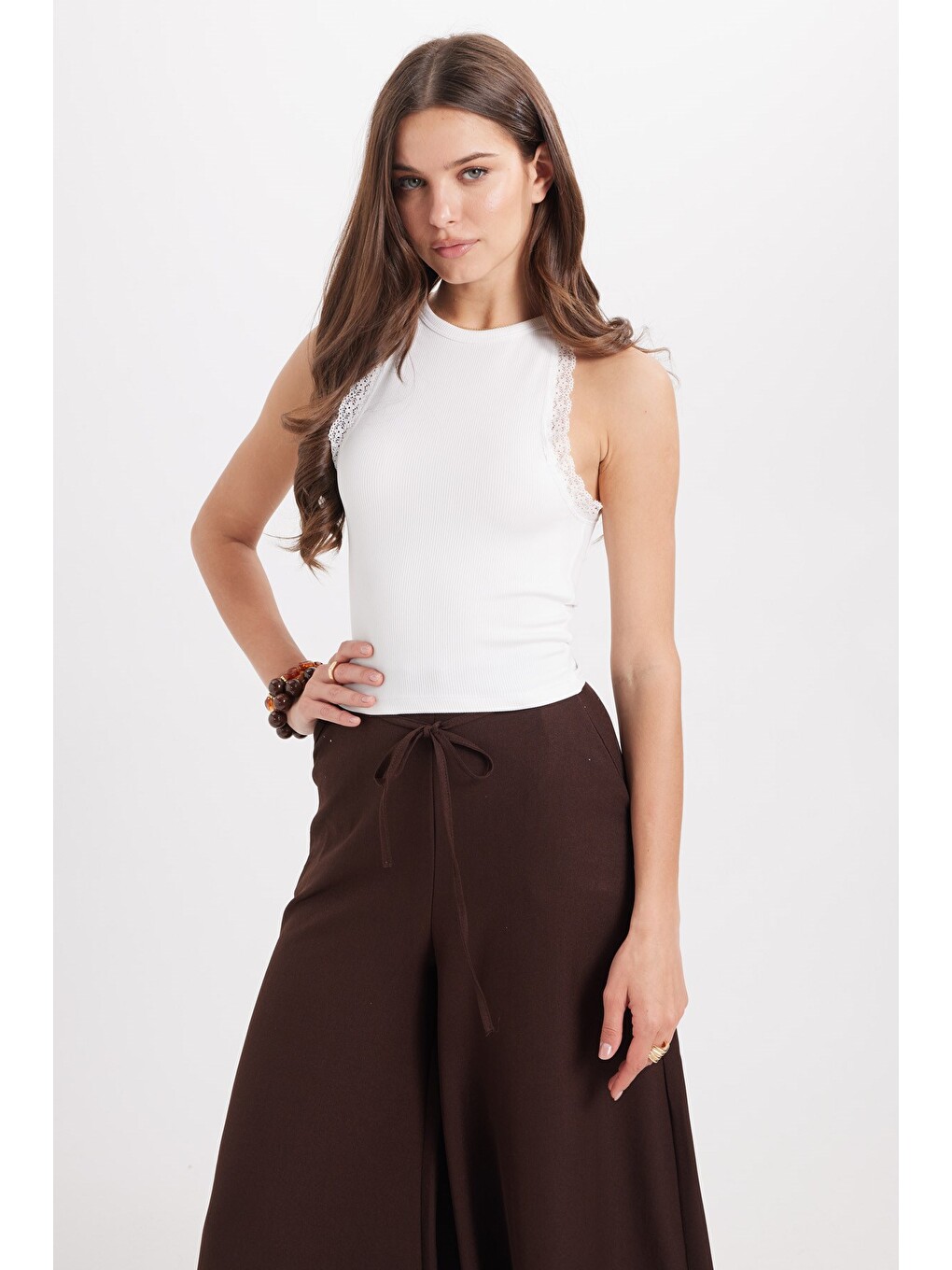 Kadın Slim Fit Dar Kesim Halter Yaka Kolsuz Dantel Detaylı Ekru Atlet Bluz-2
