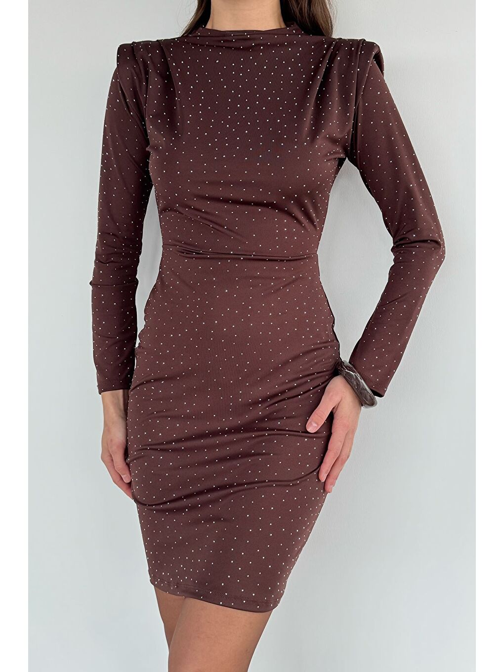 Kahverengi Kadın Dik Yaka Omuz Vatkalı Taşlı Elastanlı Abiye Elbise-2