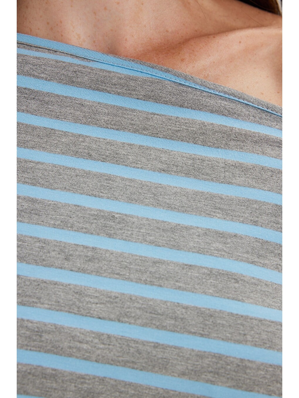 Kadın Regular Fit Klasik Kesim Asimetrik Yaka Yarasa Kol Çizgili Elastanlı Mavi Viskon Crop Bluz-5