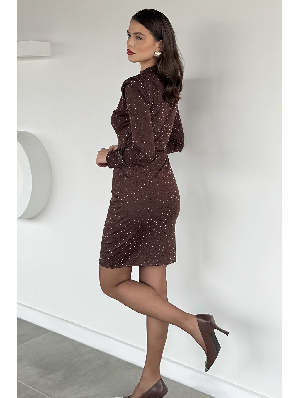 Kahverengi Kadın Dik Yaka Omuz Vatkalı Taşlı Elastanlı Abiye Elbise-3