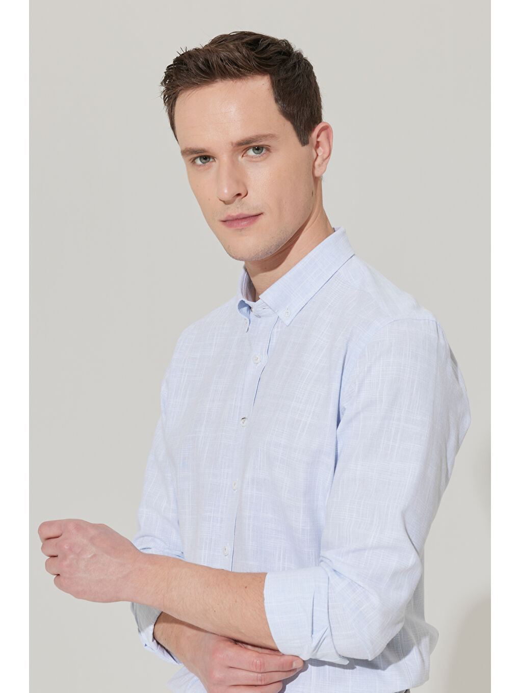 Erkek Mavi Slim Fit Dar Kesim Düğmeli Yaka Keten Görünümlü %100 Pamuk Flamlı Gömlek-5