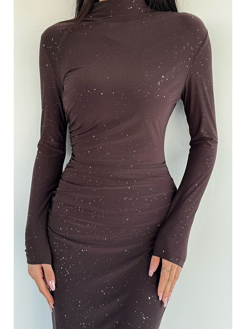 Kahverengi Kadın Dik Yaka Bel Ve Omuz Büzgülü Yırtmaç Detaylı Işıltılı Abiye-1